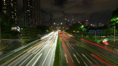 城市夜间街道车流景象