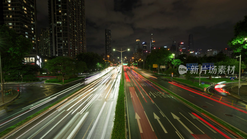 城市夜间街道车流景象