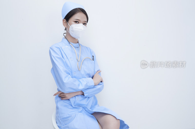 穿蓝色护士服佩戴听诊器口罩的女性医护人员