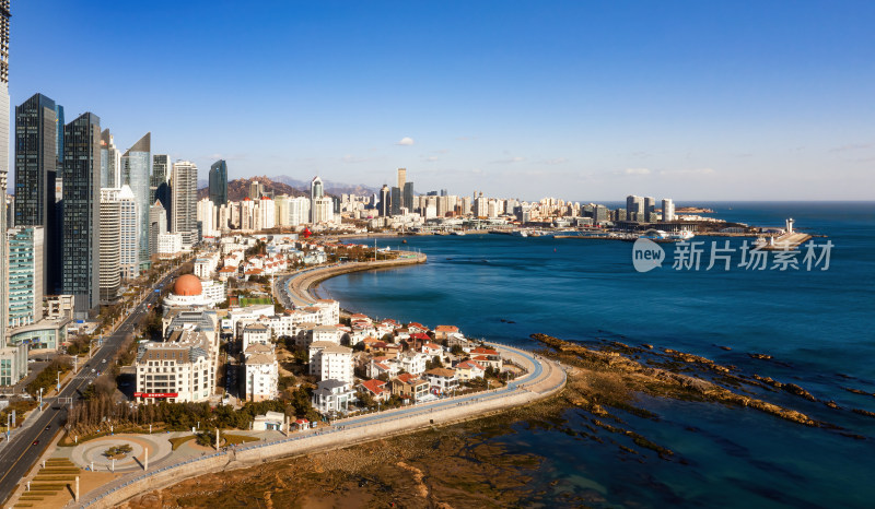 航拍青岛第三海水浴场边的高楼建筑