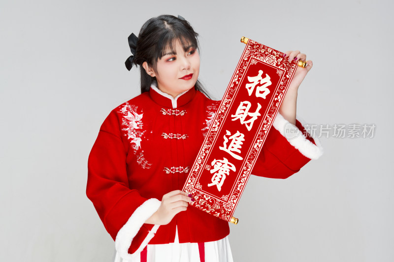 手持春联身穿喜庆汉服的可爱少女