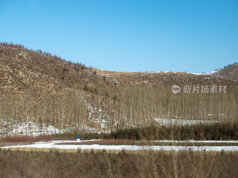 冬天雪后的远山积雪