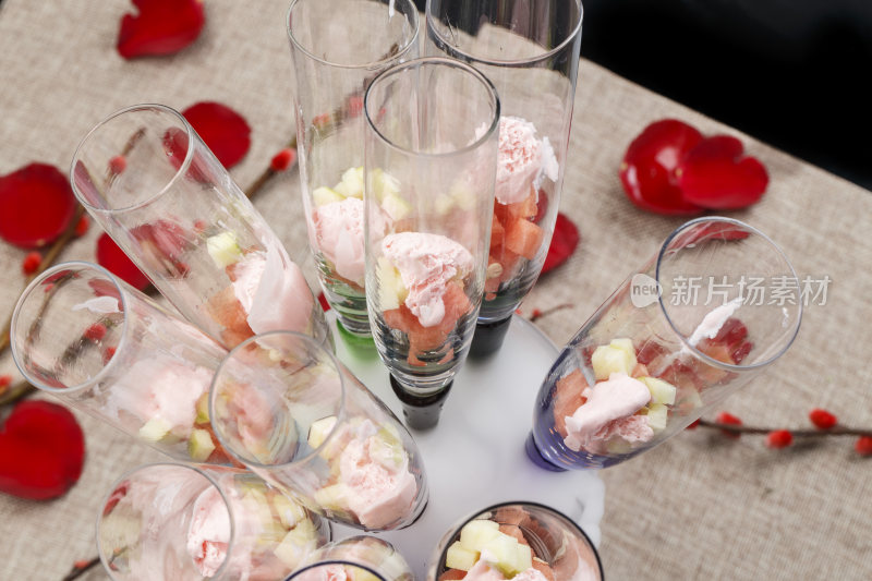 精美餐具装的干冰冰激凌玫瑰花