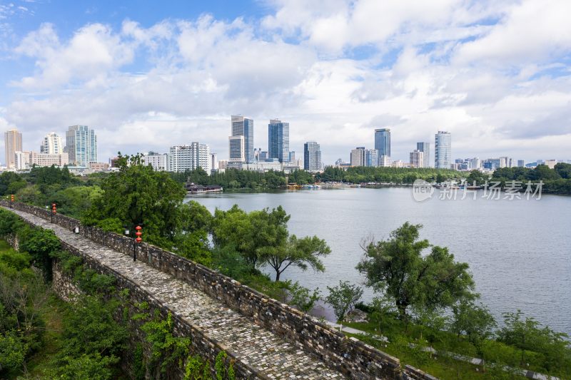 南京玄武湖与城市天际线