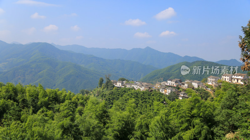 蓝天白云悬崖上的世外桃源美丽山村木梨硔