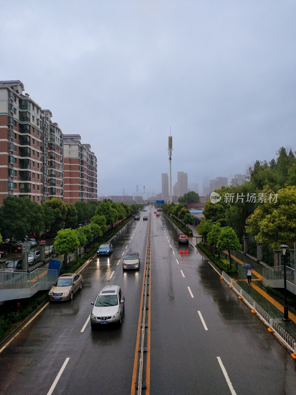 城市雨天道路景象车辆行驶交通实况