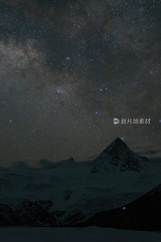 西藏那曲比如萨普神山雪山星空下的宁静湖泊