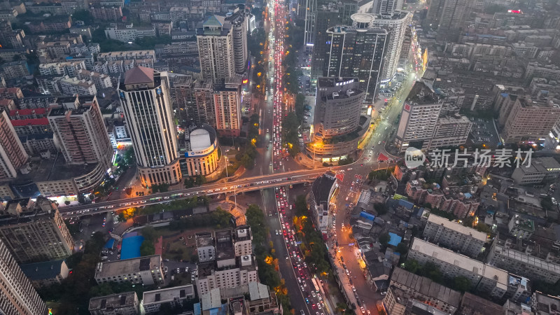 俯拍城市夜景拥堵交通图