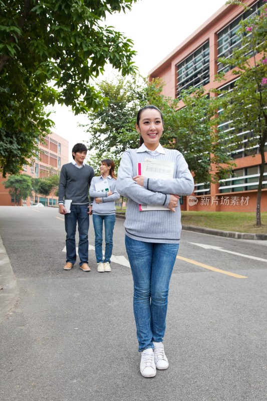 年轻大学生在校园里漫步