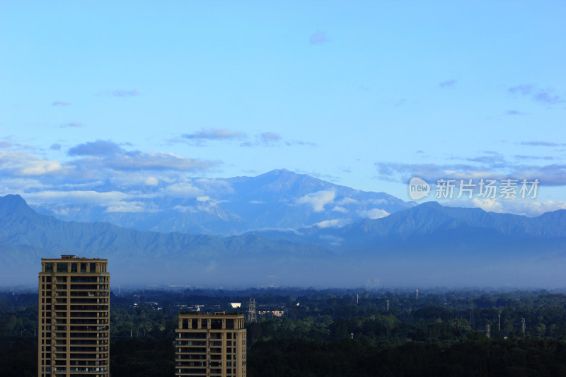 在成都遥望雪山实拍高清图片