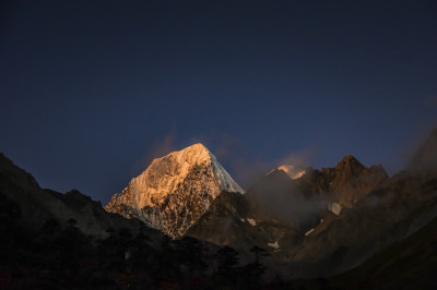 雪山日照金山自然风景