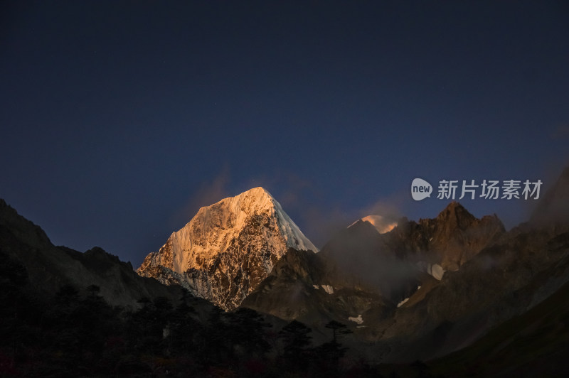 雪山日照金山自然风景