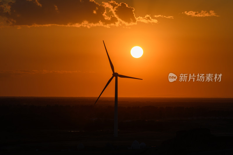 新疆布尔津五彩滩周边风力发电机日落风光