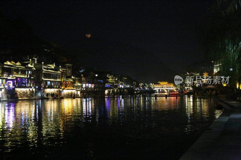 凤凰古城沱江两岸的夜景