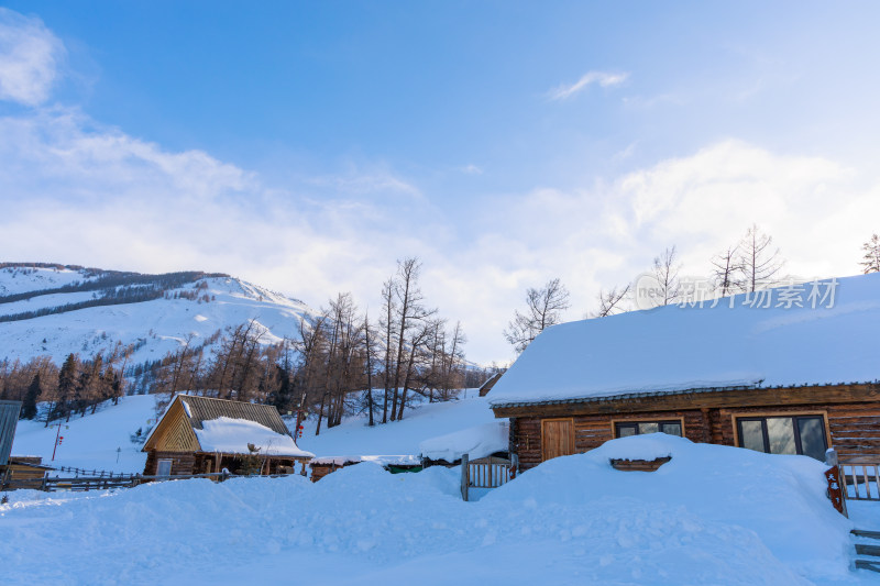 新疆喀纳斯雪景晨雾雪山森林雾凇