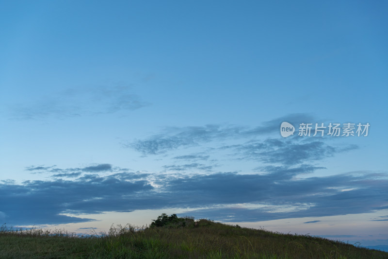 山顶的天空和风景