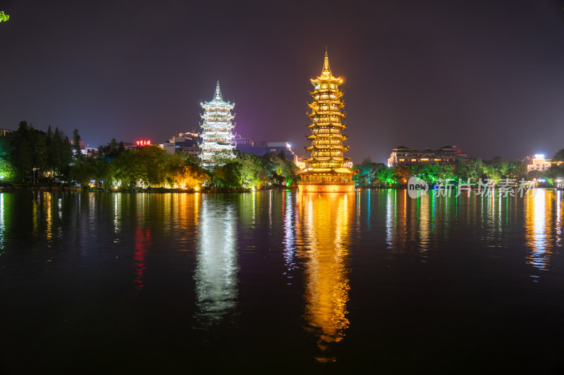 广西桂林日月双塔夜景