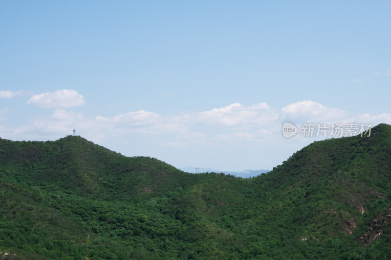 山腰间的低云云朵在晴朗天气里