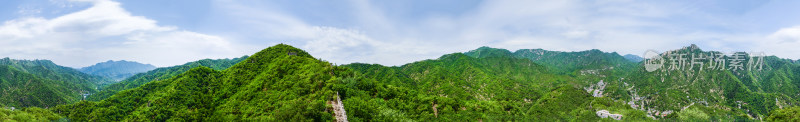 中国北京夏季慕田峪长城全景图