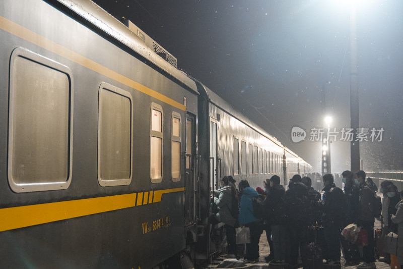 夜晚火车站台人群排队等候火车