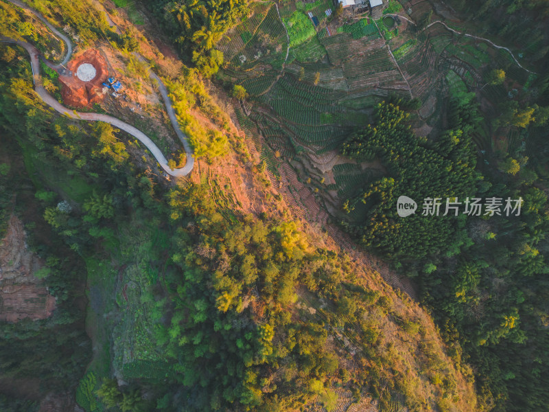 夕阳西下山峦倒影风景