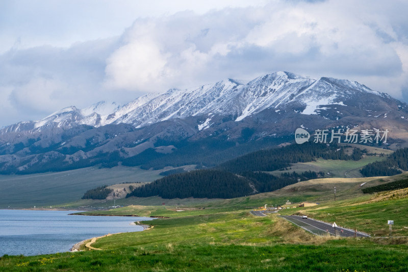 新疆赛里木湖蓝天白云雪山草原湖泊公路风光