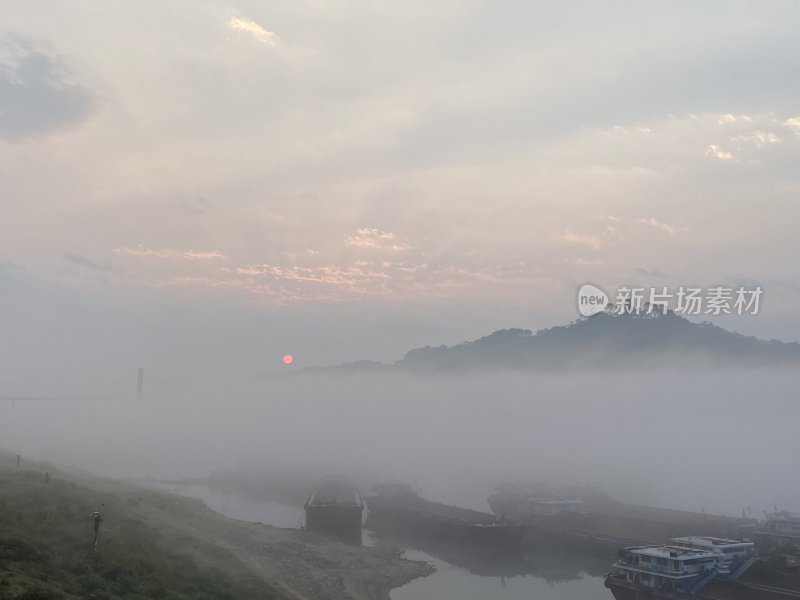 广西梧州西江江面上的日出云海船只