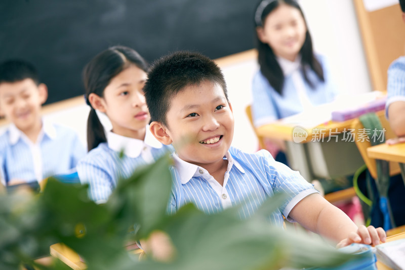 小学生在教室里