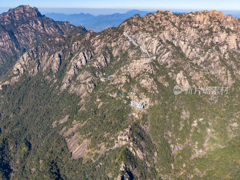 险峻陡峭山峰航拍图