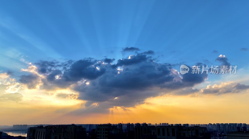 城市上空日出或日落时的壮观云景