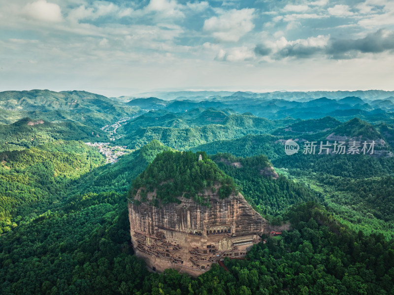 航拍麦积山石窟