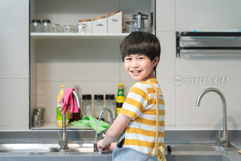 快乐的小男孩在家做家务