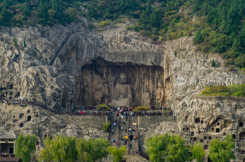 洛阳龙门石窟景区，伊河对岸的奉先寺全景