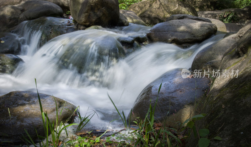 小瀑布场景特写