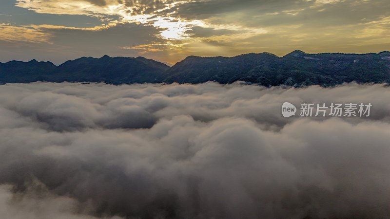 重庆酉阳：“睡佛”山下晨雾浓