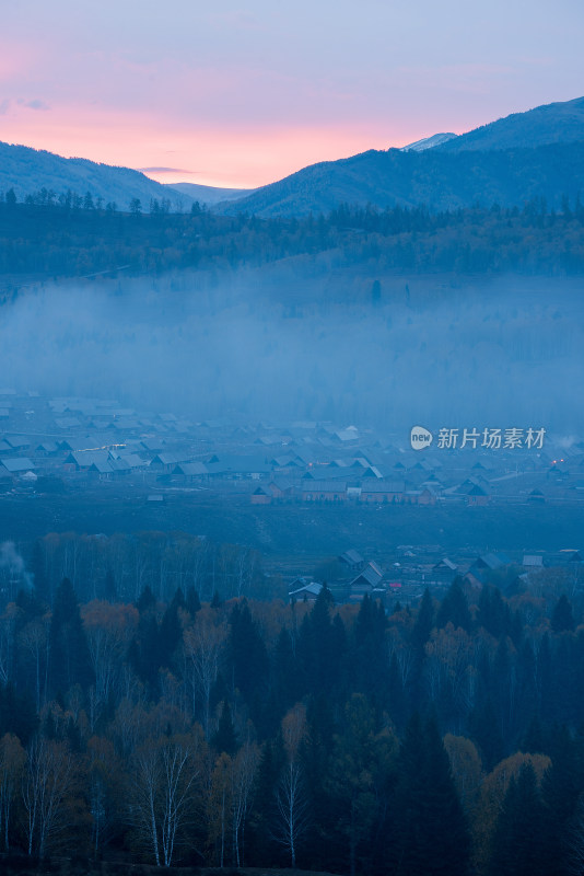 晨雾中的新疆禾木村