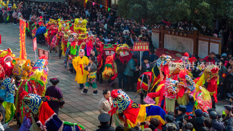 湖南湘西吉首市德夯苗寨春节新年舞狮航拍