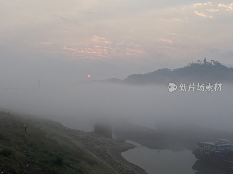 广西梧州西江江面上的日出云海船只