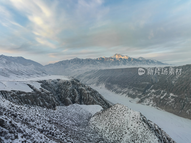 新疆北疆独山子大峡谷纹理雪山高空航拍