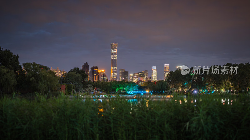 中国北京夜晚cbd核心建筑群园林生态