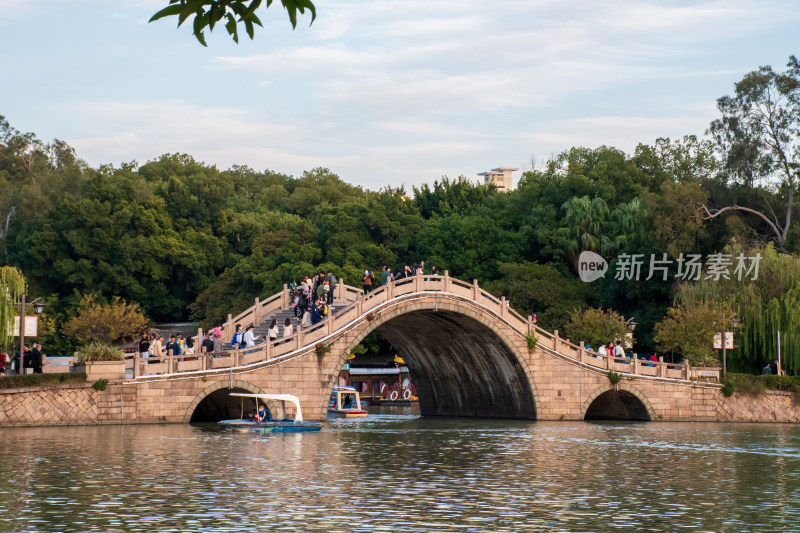 水上石拱桥行人众多景色美