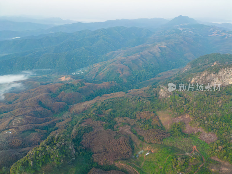 航拍山峦叠嶂云海间