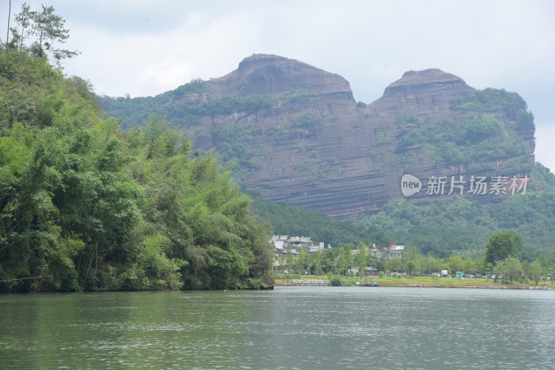 广东韶关：水上丹霞游船锦江沿岸风景