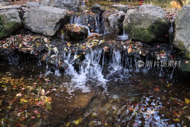 杭州九溪清澈的溪水水流