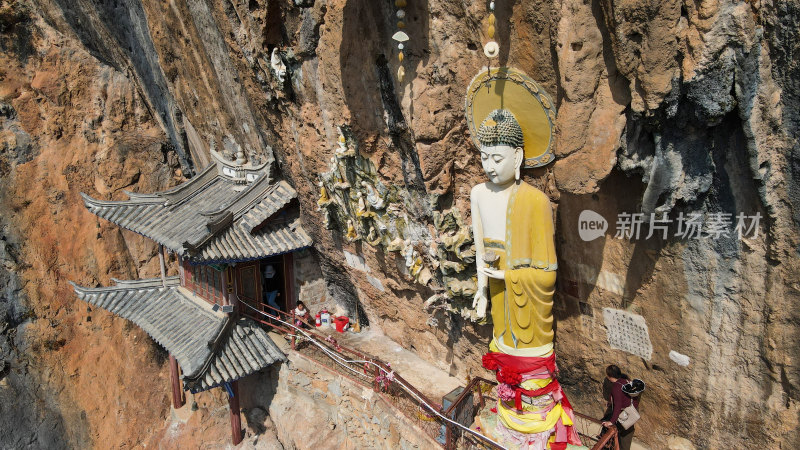 悬崖峭壁上的千年古佛大理宾川观音箐悬空寺