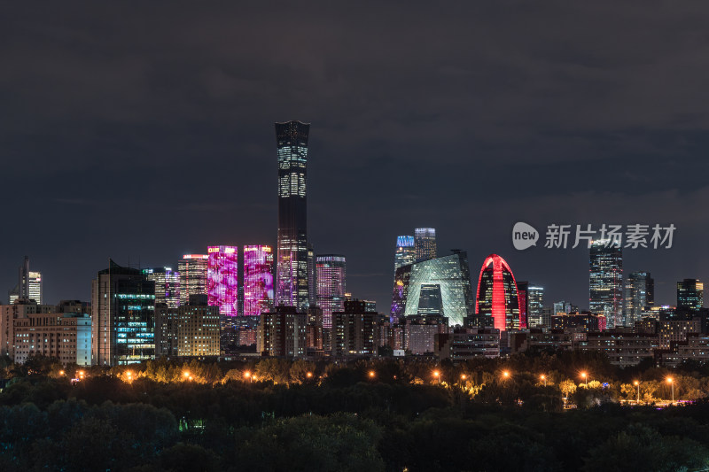 北京夜景下灯火辉煌的城市建筑群