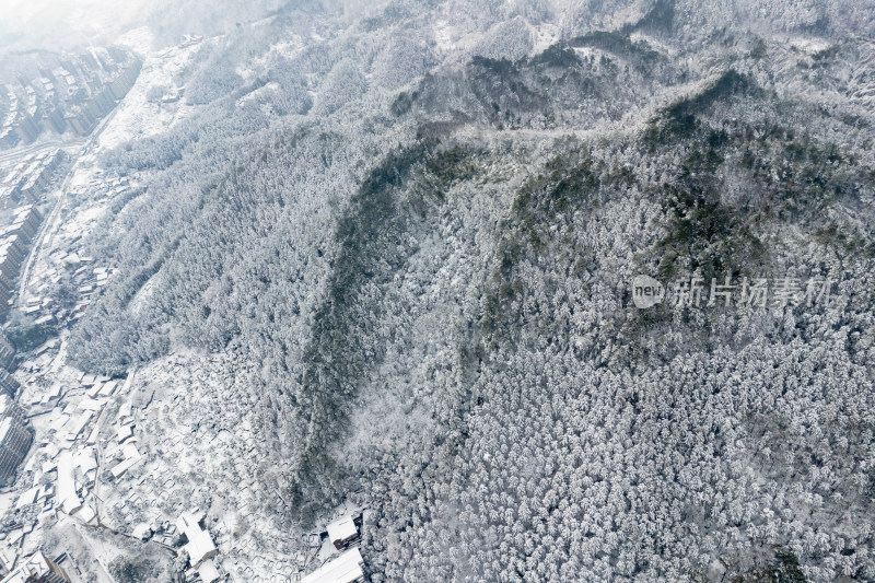 山川丘陵农田冬天雪景航拍图