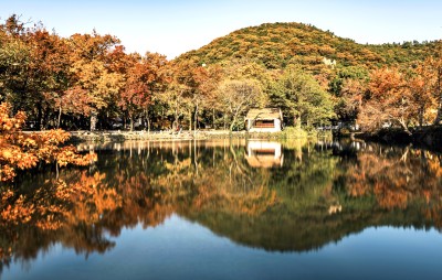 苏州天平山秋日山林湖泊倒影风光