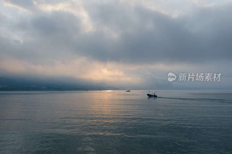 深圳较场尾海边日出和出海的渔民