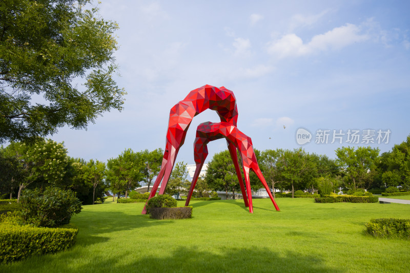 烟台市开发区金沙滩公园草地和雕塑